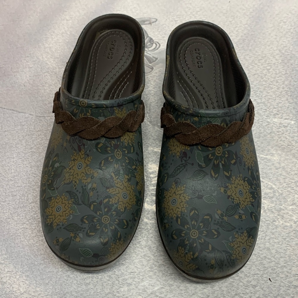 Crocs rubber Mules / Shoes Womens Size
5 Army green and brown floral #B